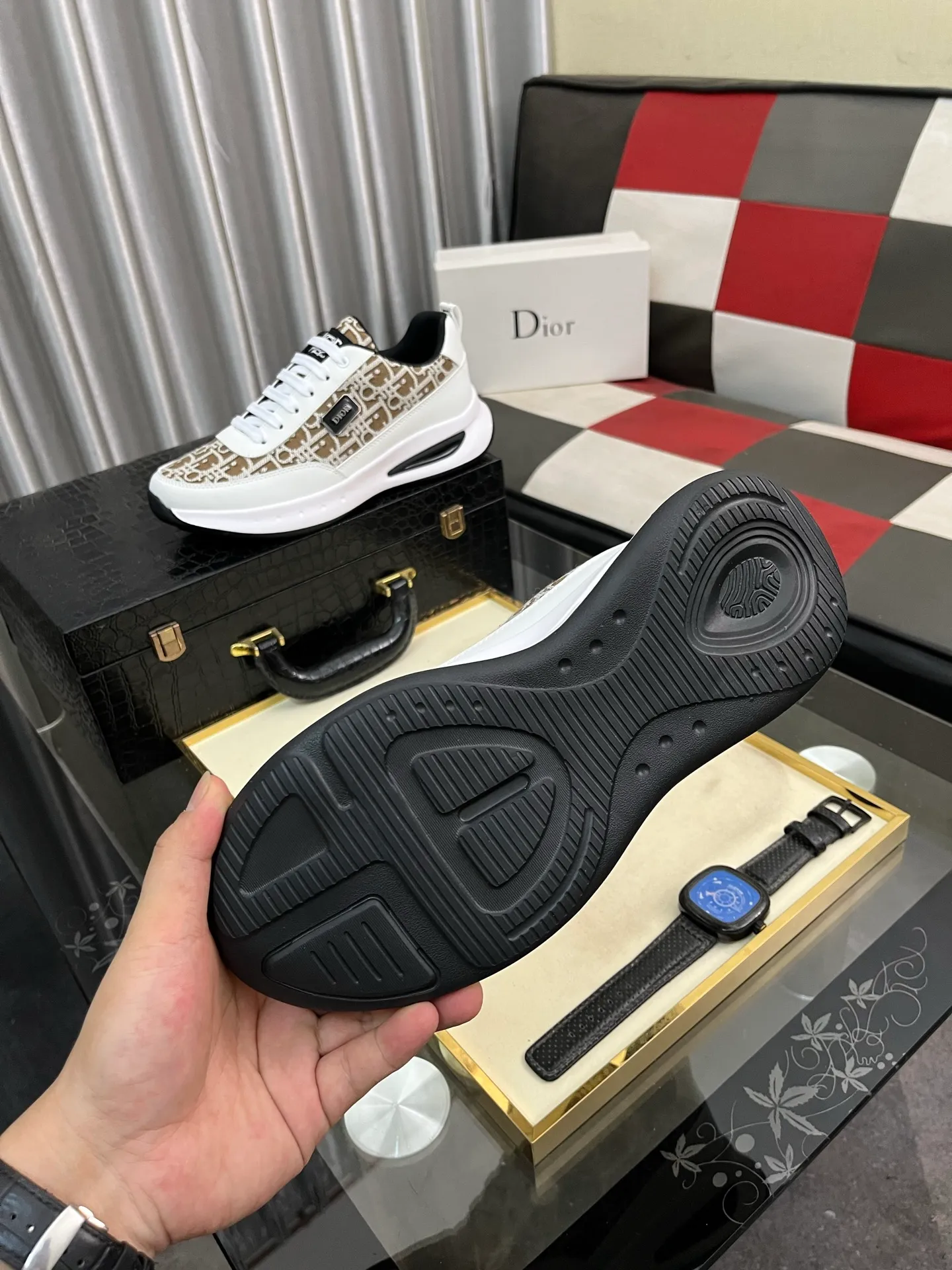 Men's men's shoes💰440⌚️⌚️Dior original quality.~ Unique modern style sneakers. 🏃A must-have casual shoe for trendy men😍😍 Original brand imported from Italy, imported original leather, sheep lining (refuses to discolor and grind feet) Sole: Original sole provided by the original factory, French lazy style design ⚠️Fit to the feet, original quality, super comfortable original sole. Just like shooting the real thing 🎬The real thing is better, code number: 38-443️⃣colors available